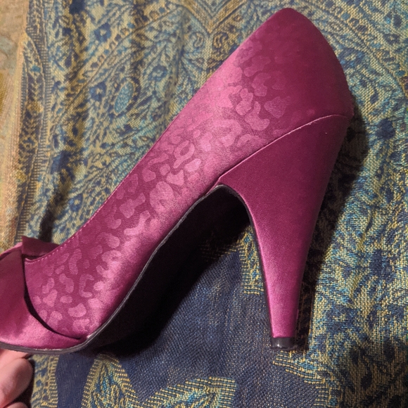💜💖Satin sheen💖💜 flirty heels! - Picture 3 of 7